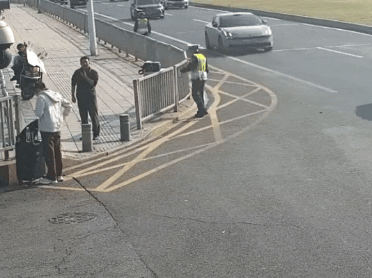 垃圾桶上的1万元,被他俩捡到了! 垃圾桶上的1万元,被他俩捡到了!