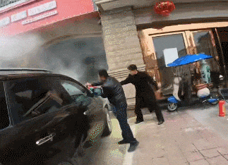 这操作太帅了,近4000万网友围观!00后小伙骑车出门,路边一幕让他果断掉头 这操作太帅了,近4000万网友围观!00后小伙骑车出门,路边一幕让他果断掉头