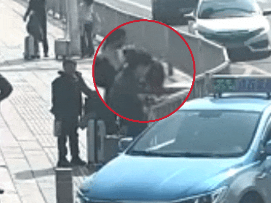 垃圾桶上的1万元,被他俩捡到了! 垃圾桶上的1万元,被他俩捡到了!