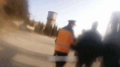 “我背着你,咱先出去” “我背着你,咱先出去”