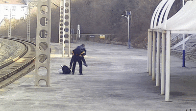 “我背着你,咱先出去” “我背着你,咱先出去”