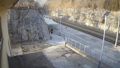 “我背着你,咱先出去” “我背着你,咱先出去”