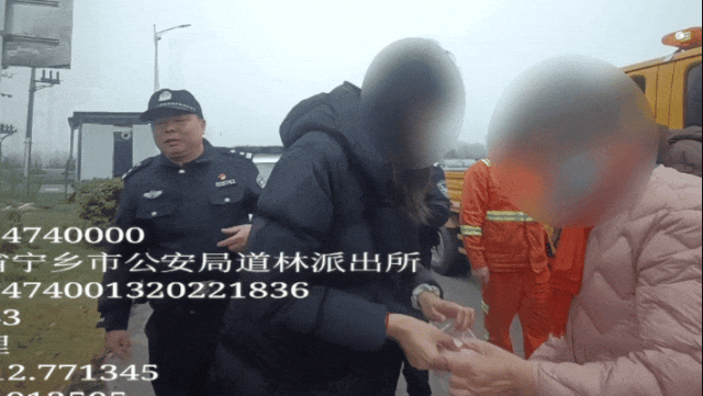 高速上，民辅警捡回来一袋子钱！