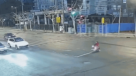 上海街头，七旬老太开“老头乐”闯红灯“鬼探头”被撞