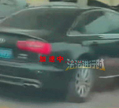 女子走在路中间,后车被迫龟速跟随!下一秒,一车辆超车将女子撞飞… 女子走在路中间,后车被迫龟速跟随!下一秒,一车辆超车将女子撞飞…