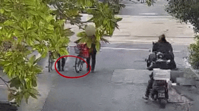 江苏七旬老人13000余元辛苦钱被大风刮走了!民警一小时找回 江苏七旬老人13000余元辛苦钱被大风刮走了!民警一小时找回