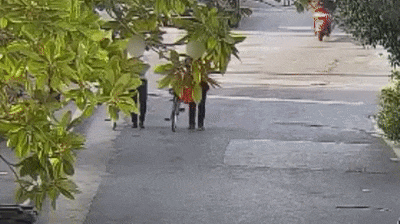 江苏七旬老人13000余元辛苦钱被大风刮走了!民警一小时找回 江苏七旬老人13000余元辛苦钱被大风刮走了!民警一小时找回