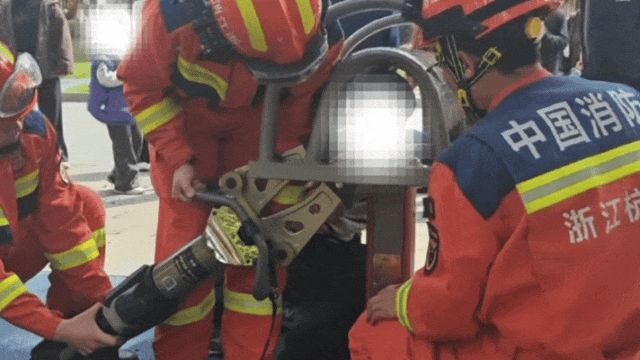 男孩头部卡进健身器材，消防员10分钟紧张救援