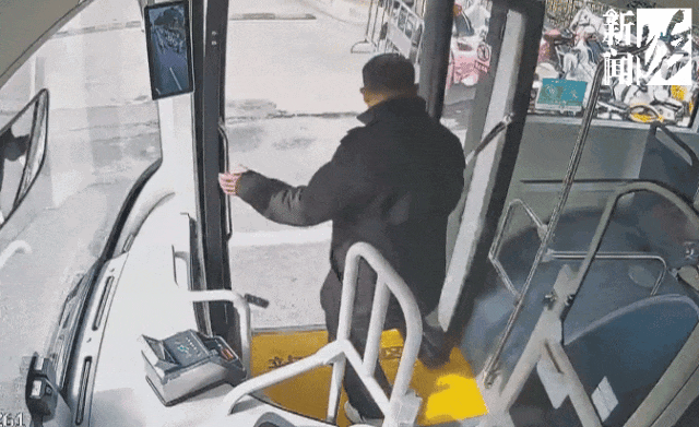 上海街头女子上车太匆忙滑落手机!后方司机眼尖捡起…事后他这样说 上海街头女子上车太匆忙滑落手机!后方司机眼尖捡起…事后他这样说