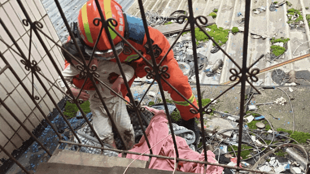 惊险!贵阳云岩区一4岁女童坠楼被困,消防紧急破窗化险为夷 惊险!贵阳云岩区一4岁女童坠楼被困,消防紧急破窗化险为夷