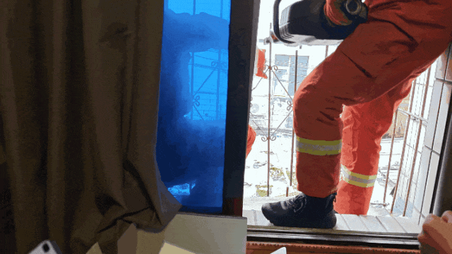 惊险!贵阳云岩区一4岁女童坠楼被困,消防紧急破窗化险为夷 惊险!贵阳云岩区一4岁女童坠楼被困,消防紧急破窗化险为夷