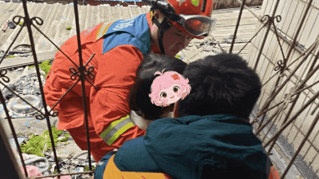惊险!贵阳云岩区一4岁女童坠楼被困,消防紧急破窗化险为夷 惊险!贵阳云岩区一4岁女童坠楼被困,消防紧急破窗化险为夷