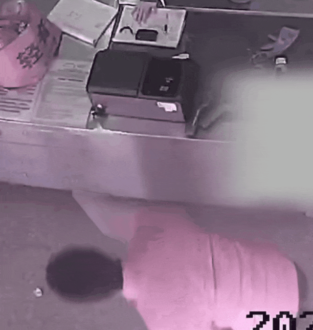 太冲动！男子怒摔充电宝，车站瞬间起火！