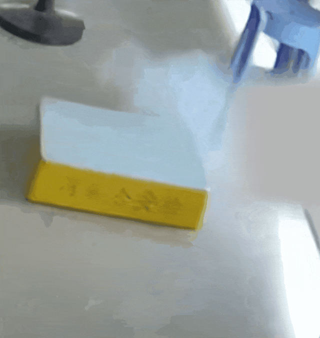 太冲动！男子怒摔充电宝，车站瞬间起火！