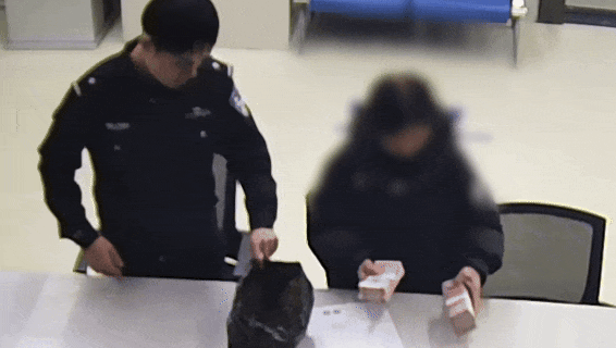 “百米冲刺”!警方现场抓获“取现车手” “百米冲刺”!警方现场抓获“取现车手”