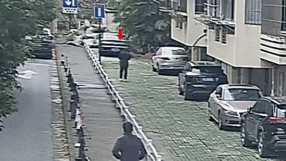 “百米冲刺”!警方现场抓获“取现车手” “百米冲刺”!警方现场抓获“取现车手”