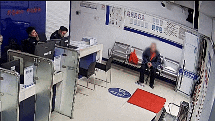 76岁老人独自坐火车两天两夜来杭州找孙女,一句话令人泪目 76岁老人独自坐火车两天两夜来杭州找孙女,一句话令人泪目