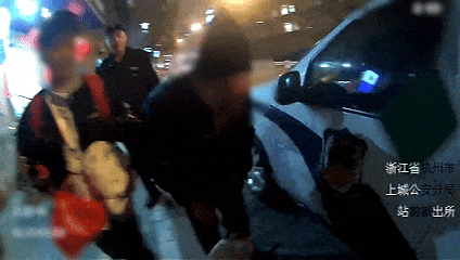 76岁老人独自坐火车两天两夜来杭州找孙女,一句话令人泪目 76岁老人独自坐火车两天两夜来杭州找孙女,一句话令人泪目