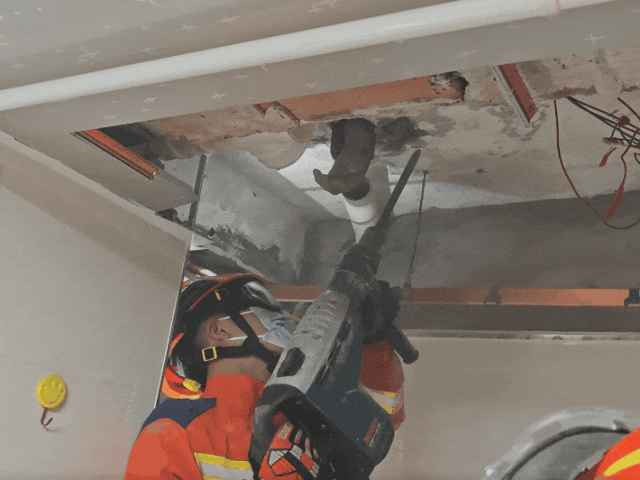 心疼!消防员从天花板上“凿”出一只手,来自一位98岁老人 心疼!消防员从天花板上“凿”出一只手,来自一位98岁老人