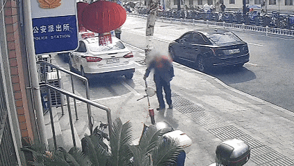 76岁老人独自坐火车两天两夜来杭州找孙女,一句话令人泪目 76岁老人独自坐火车两天两夜来杭州找孙女,一句话令人泪目