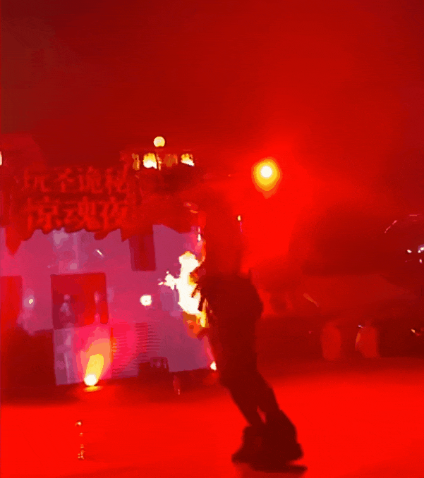 惊险！男子表演时，衣服意外被点燃……