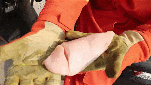 男子骑摩托过桥时被风筝线割脸，提醒→