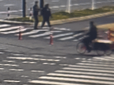 他们集体在路口停车，绿灯亮起也纹丝不动……网友：暖到了！