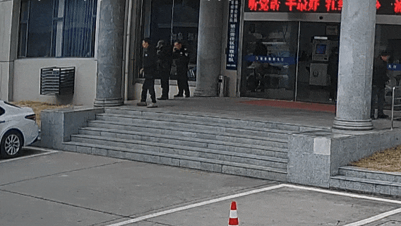 派出所门口，他们接力“抢”回一条命！