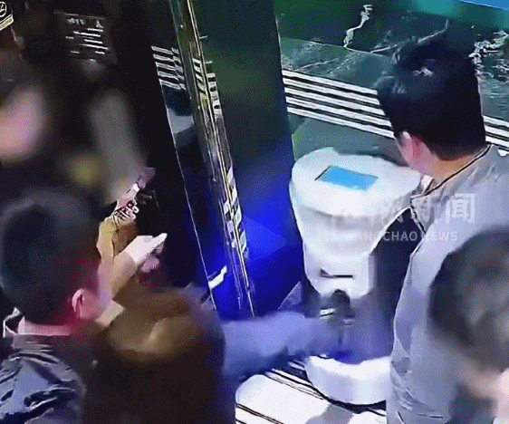 太离谱！送餐机器人正要进电梯，男子一脚踹飞…