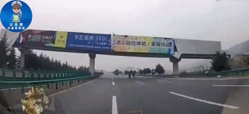 吓出冷汗，老人行走在高速快车道......