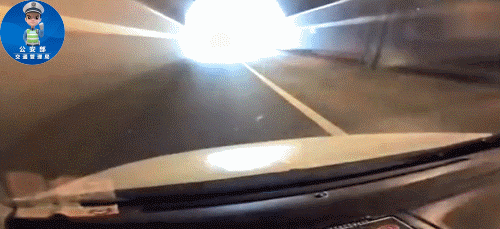 吓出冷汗，老人行走在高速快车道......