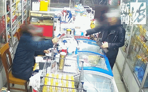 不对劲！上海一男子淡定结账，出门却拔腿就跑！店员懵圈…