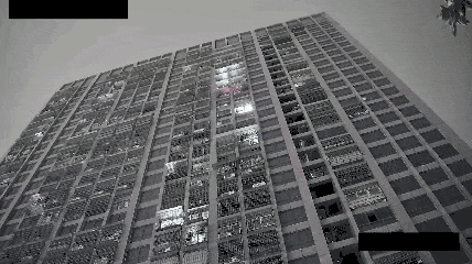 女子与男友争吵后为发泄不满，从22楼高空抛“瓜”砸坏楼下私家车，被罚款500元