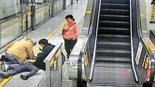 争分夺秒的9分钟，他们合力“托”住了一个人的生命