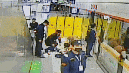 争分夺秒的9分钟，他们合力“托”住了一个人的生命