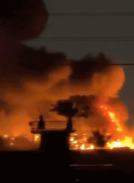 快讯:美使馆营地遭袭 快讯:美使馆营地遭袭