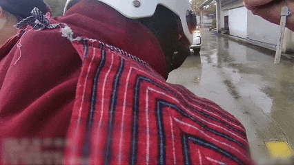 七旬老人雨天摔倒,他们撑起“平安伞” 七旬老人雨天摔倒,他们撑起“平安伞”