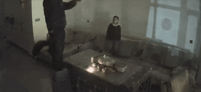 顶灯突然“滴火”!8岁哥哥“排兵布阵”,三兄弟完美自救 顶灯突然“滴火”!8岁哥哥“排兵布阵”,三兄弟完美自救