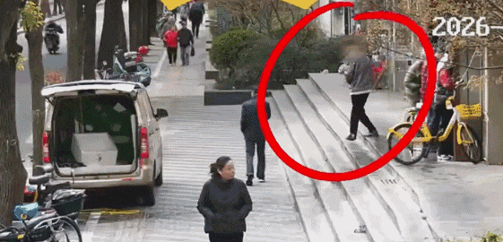 74岁老人当街扒窃，上海警方：刑拘！年龄不是“免死金牌”