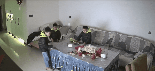 顶灯突然“滴火”!8岁哥哥“排兵布阵”,三兄弟完美自救 顶灯突然“滴火”!8岁哥哥“排兵布阵”,三兄弟完美自救
