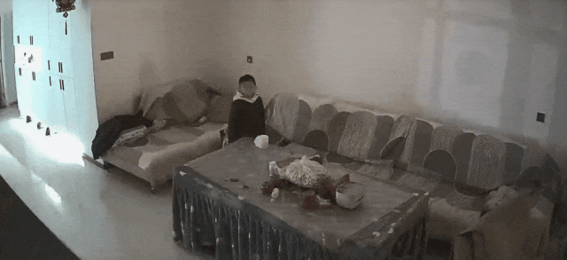 顶灯突然“滴火”!8岁哥哥“排兵布阵”,三兄弟完美自救 顶灯突然“滴火”!8岁哥哥“排兵布阵”,三兄弟完美自救