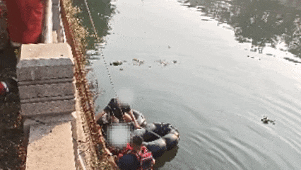 妻子情绪上头跳河,丈夫竟紧随其后!消防紧急营救 妻子情绪上头跳河,丈夫竟紧随其后!消防紧急营救
