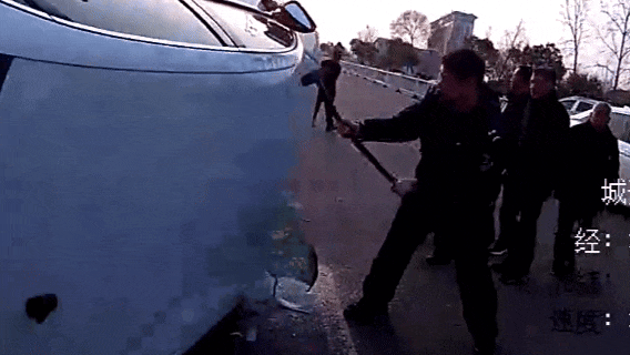 “快救人！”他们毫不犹豫冲了过去！