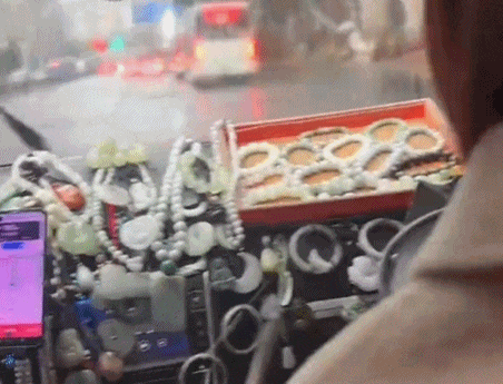 上海男子打了辆网约车，瞬间惊呆了！车内摆满玉石珠宝，副驾还堆着原石