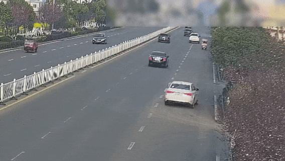 “快救人！”他们毫不犹豫冲了过去！