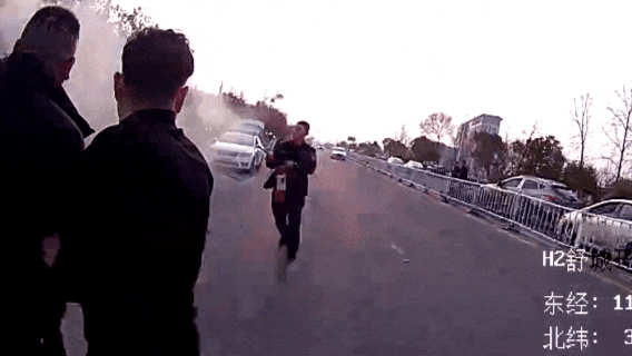 “快救人！”他们毫不犹豫冲了过去！