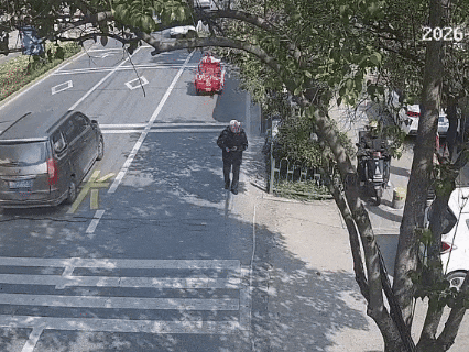 原地等待半小时后，六安这位90岁爷爷一步一步走向派出所......