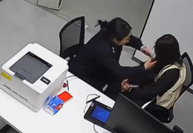 杭州小情侣凌晨闹矛盾，谁也不理谁，女辅警拿出照片竟发挥奇效...