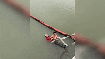 他纵身一跃，勇救落水老人