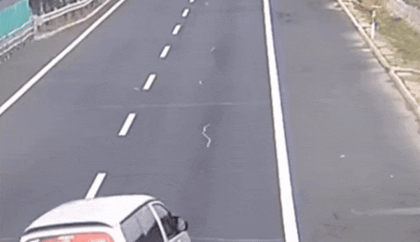 超员了吗？司机：没有没有，7个人！